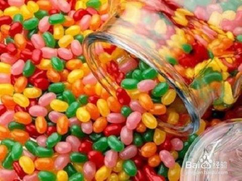 小布娱乐边吃零食边吃瓜,零食瓜果相伴，轻松畅享娱乐时光